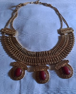 Gargantilla Dorada con Piedras Rojas