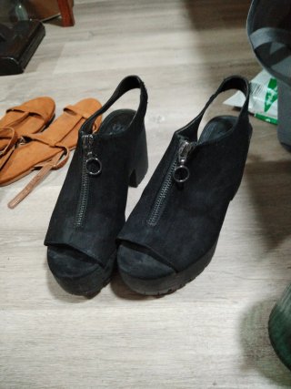 Sandalias Bershka Negras con Cremallera