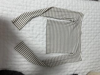 Camisa de rayas blanca y negra
