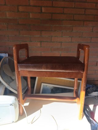Asiento de madera y polipiel. 2X44€. 3X60€