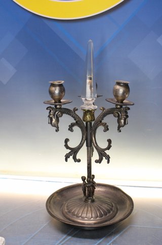 Candelabro lámpara de mesa 3 brazos metal plateado.