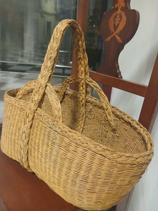 Cesta de mimbre artesanal