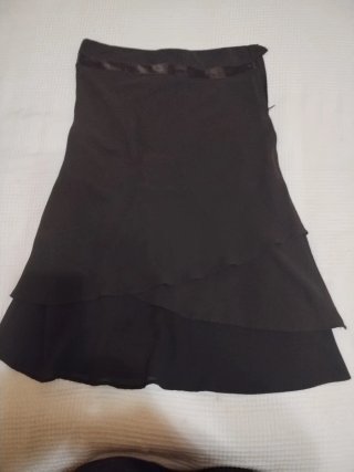 Falda midi marrón con volantes