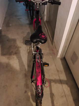 Bicicleta para niña negra y rosa