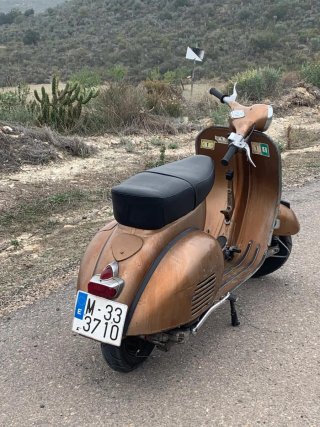 Vespa Scooter Color Dorado