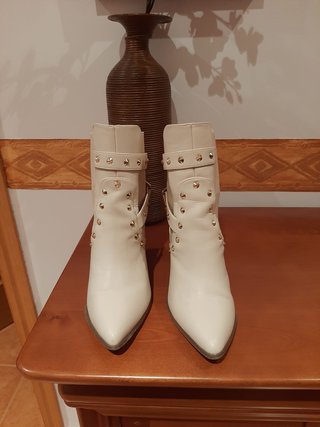 Botines blancos con tachas