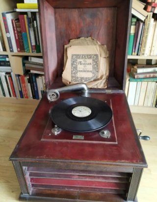 Gramófono salon. SINFONIA Principios Siglo XX