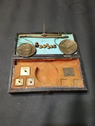 Balanza de cambista antigua en estuche