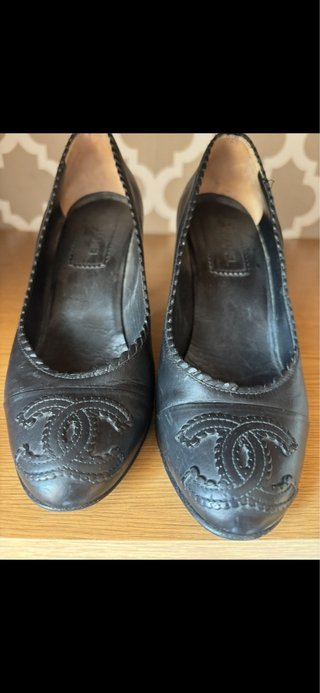 Zapatos de tacón Chanel negros