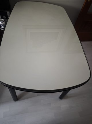 Mesa de cocina de madera con cristal en superficie