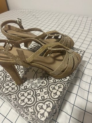Sandalias de tacón doradas