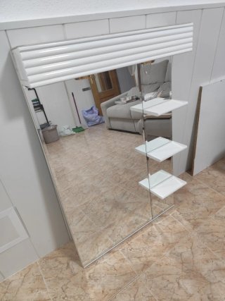 Espejo de baño con estantes