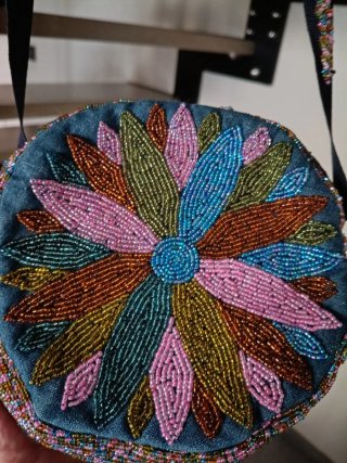 Borsa rotonda con perline colorate