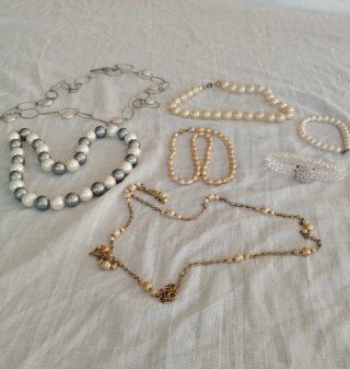 Lote de 5 collares y dos pulseras variados
