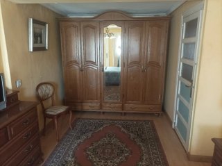 Armario de madera ,espejo, cama , comoda y mesitas