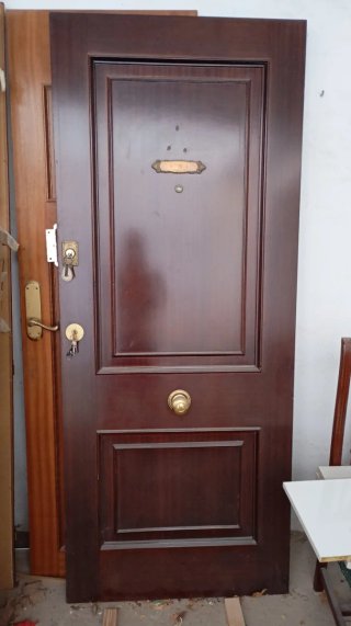 Puerta de entrada de madera