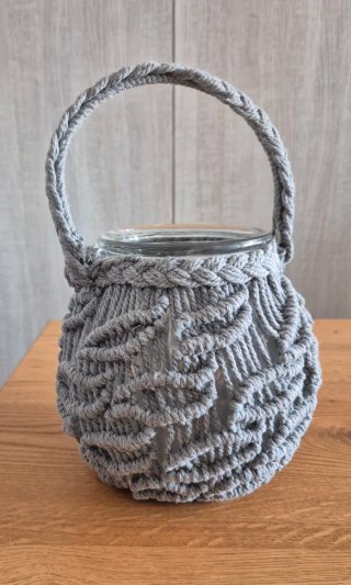 Portacandele in vetro con rivestimento macramè