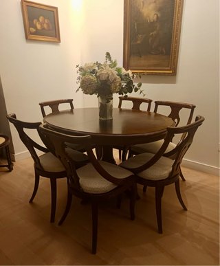 Mesa extensible madera maciza + 6 sillas. Comedor