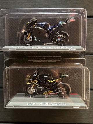 Confezione 2 Modellini Yamaha Moto GP Scala 1/18