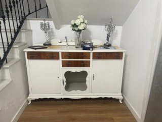 Cómoda de madera blanca y marrón