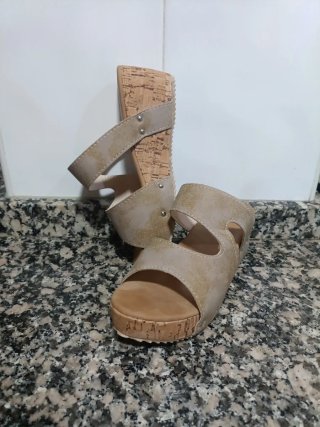 Sandalias de cuña beige