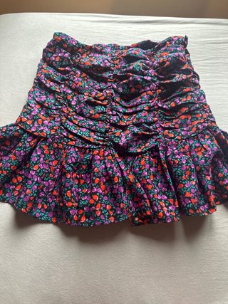 Falda corta plisada con estampado floral