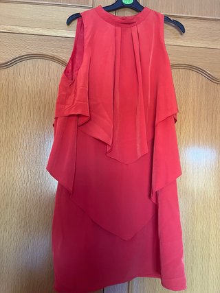 Vestido rojo con capas