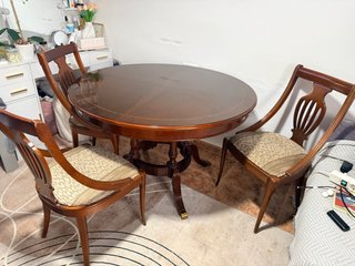 Mesa redonda de madera con 4 sillas