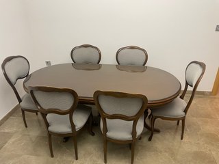 Mesa de Comedor Ovalada y 6 Sillas