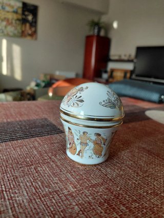 Tarro de porcelana con motivos clásicos