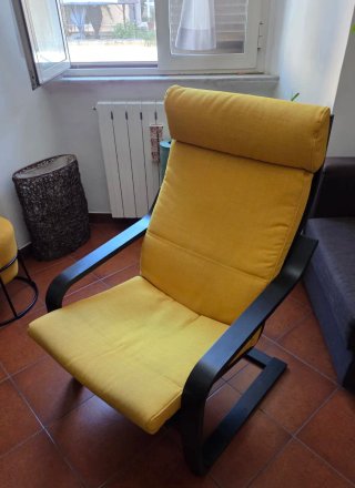 Poltrona IKEA Poäng gialla e marrone
