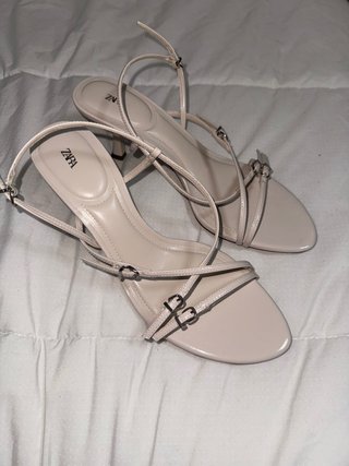 Sandalias de tacón Zara blancas