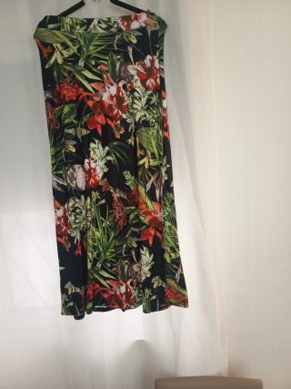 Falda Estampada Floral mide 32cm elástica