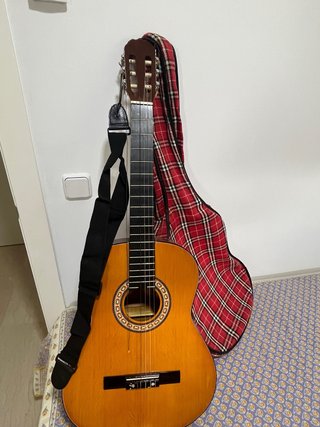 Guitarra Española TIENE una cuerda para cambiar.