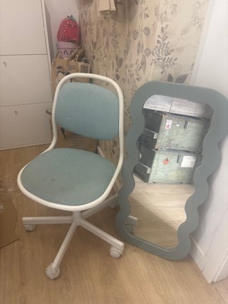 Espejo y Silla de Escritorio a Juego