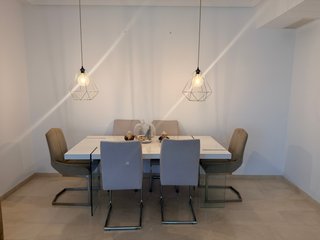 Conjunto de mesa y 6 sillas de comedor