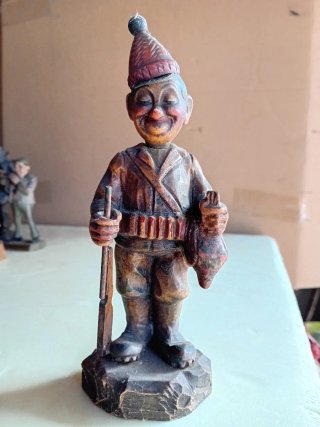 Antica scultura in legno fatta e dipinta a mano