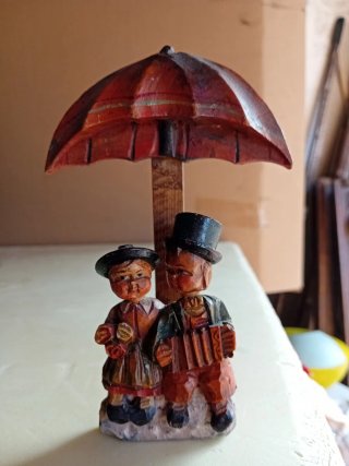 Antica scultura in legno fatta e dipinta a mano