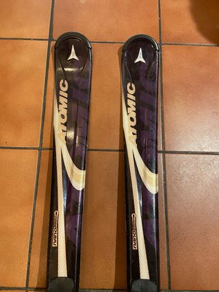 Esquís Atomic Izor Nano 159cm de segunda mano por 100 EUR en