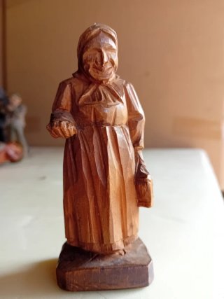 Antica scultura in legno fatta e dipinta a mano