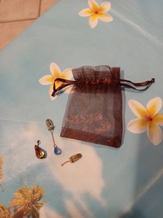 Set di ciondoli con cristalli (difettati)
