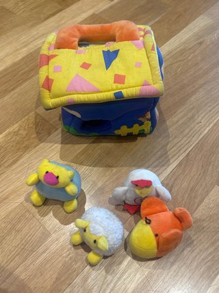 Casita de peluche con 4 animales