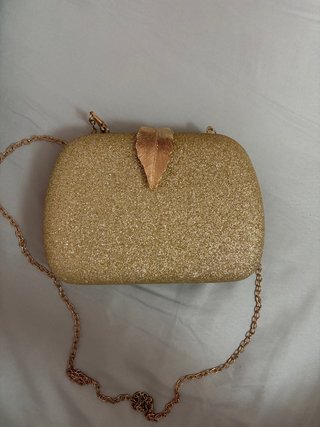 Bolso de mano para evento dorado
