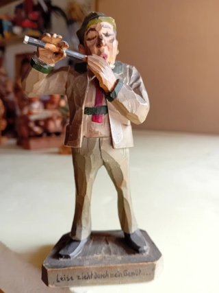 Antica scultura in legno fatta e dipinta a mano