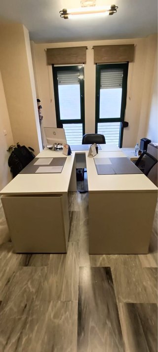 Muebles de oficina blancos y sillas negras