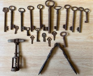 Lote de 18 Antigüedades: Llaves y Utensilios