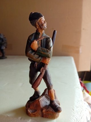 Antica scultura in legno fatta e dipinta a mano