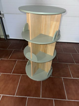 Librería giratoria de madera