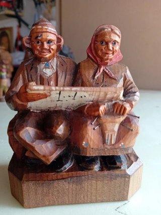 Antica scultura in legno fatta e dipinta a mano