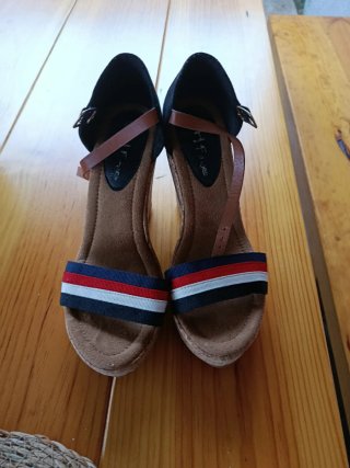 Sandalias de cuña con tiras tricolor